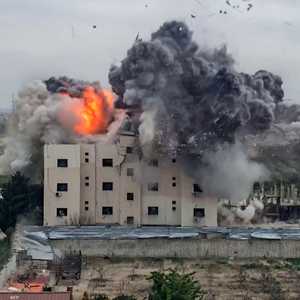 تصاعد النيران إثر غارة إسرائيلية على بلدة بجنوب لبنان