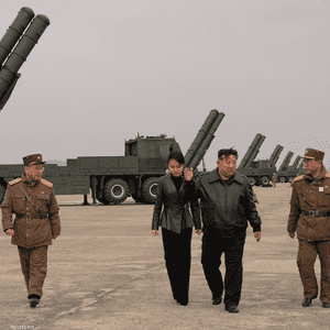 كيم يشرف على تجربة إطلاق قاذفات صواريخ من عيار 600 ملم