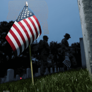 علم أميركا أمام شاهد قبر جندي بالجيش في مقبرة أرلينغتون