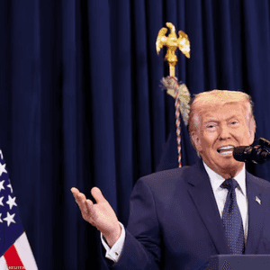 ترامب يتحدث خلال مؤتمر صحفي في ميامي يوم 9 مارس