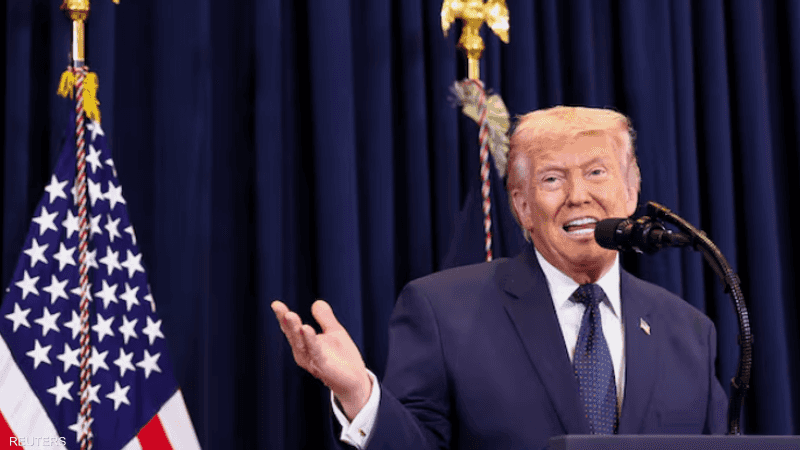 ترامب يتحدث خلال مؤتمر صحفي في ميامي يوم 9 مارس