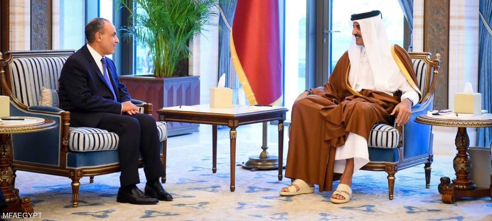 الشيخ تميم بن حمد (يمين الصورة) وبدر عبد العاطي