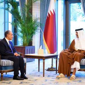 الشيخ تميم بن حمد (يمين الصورة) وبدر عبد العاطي