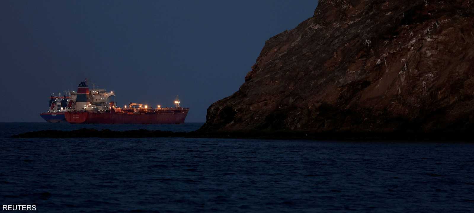 أرشيفية لناقلة نفط ترسو في مضيق هرمز