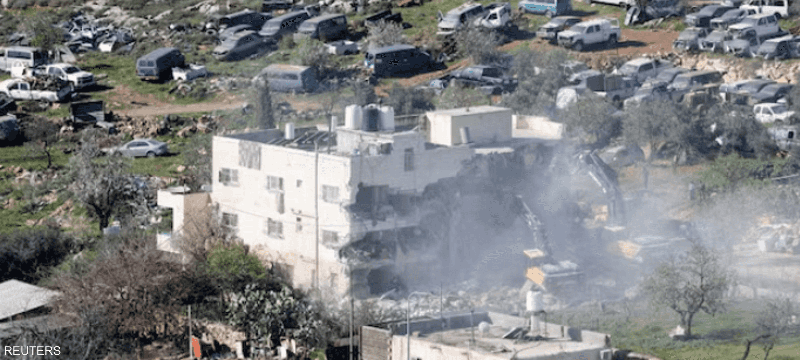 آليات ثقيلة تهدم مبنى فلسطينيا قرب الخليل في الضفة الغربية