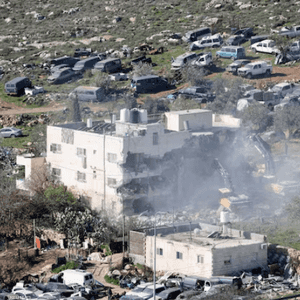 آليات ثقيلة تهدم مبنى فلسطينيا قرب الخليل في الضفة الغربية