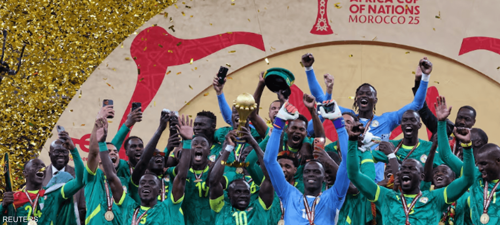 ساديو ماني يرفع الكأس مع زملائه أثناء احتفالهم بالتتويج