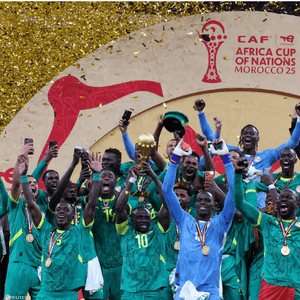 ساديو ماني يرفع الكأس مع زملائه أثناء احتفالهم بالتتويج