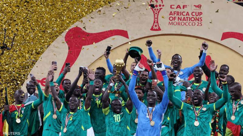 ساديو ماني يرفع الكأس مع زملائه أثناء احتفالهم بالتتويج