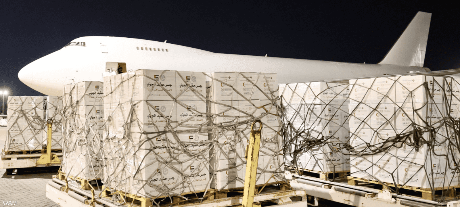 تشمل المساعدات مواد غذائية إلى جانب كسوة العيد