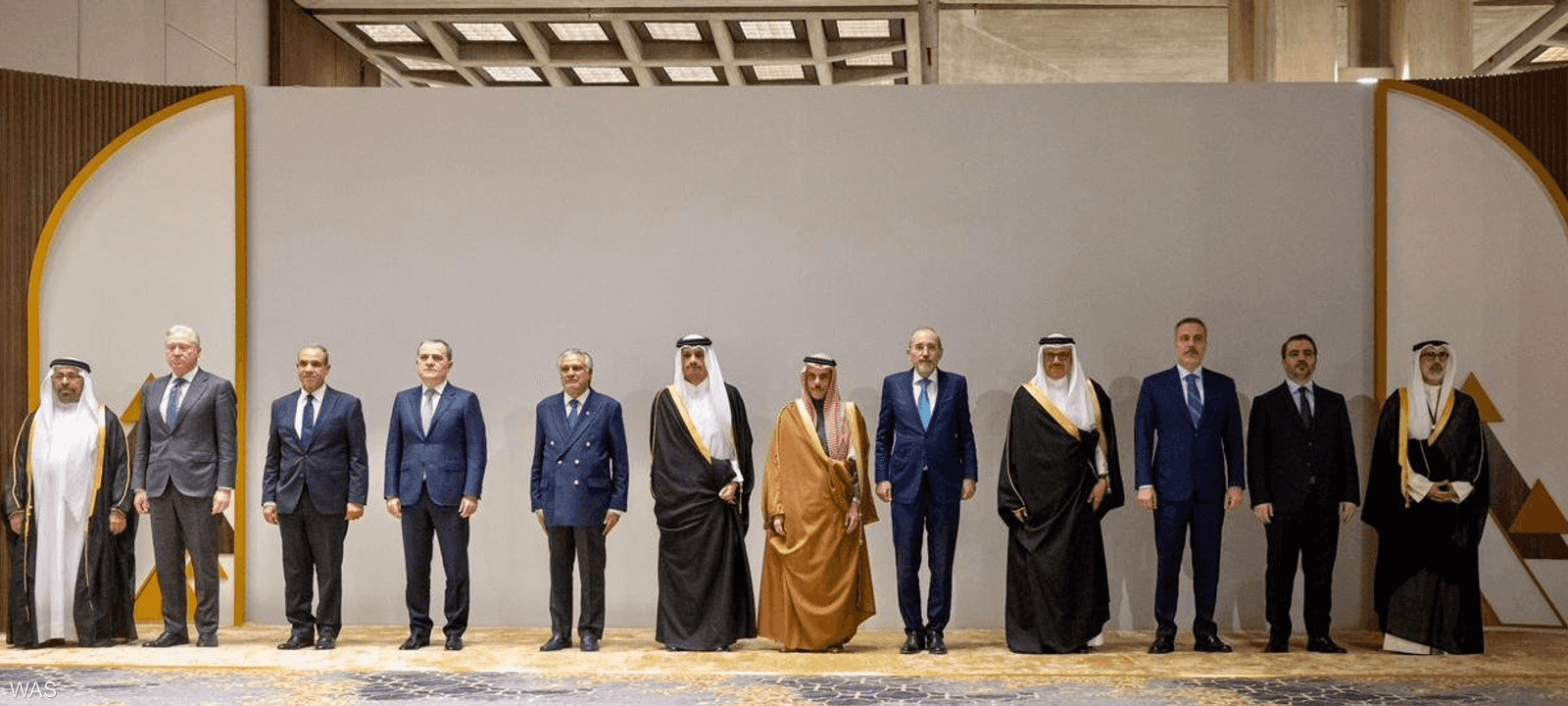 طالب المجتمعون إيران بوقف اعتداءاتها فورا