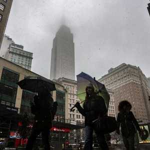 أشخاص يسيرون في أحد شوارع مدينة نيويورك