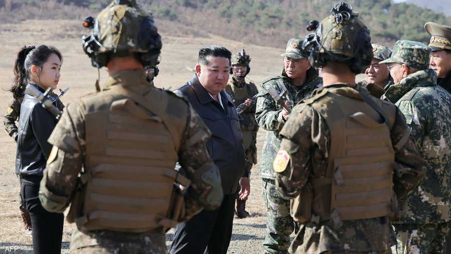 كيم جونغ-أون وابنته جو-إيه قبل أن تقود دبابة مع والدها