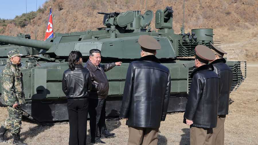 كيم وابنته قبل الصعود على الدبابة