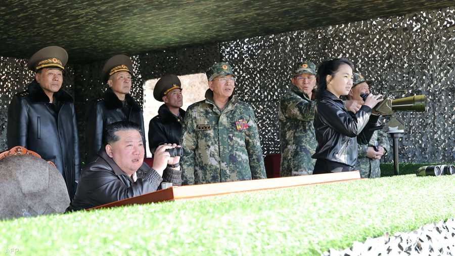 تراقب التدريب العسكري من المنصة