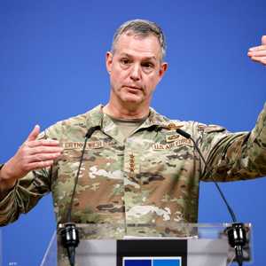 قائد حلف شمال الأطلسي في أوروبا الجنرال ألكسوس جرينكيويتش