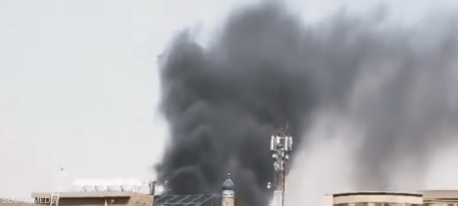 الانفجار خلف سحبا من الدخان الأسود