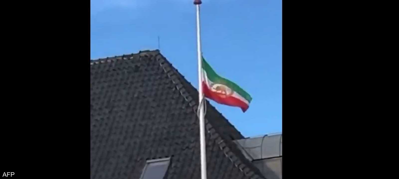 "علم الأسد" في سفارة إيران في كوبنهاغن