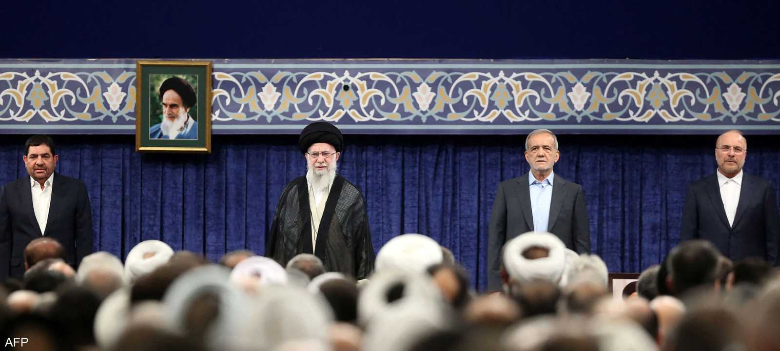 قاليباف (أقصى اليمين) كان محل ثقة المرشد الراحل علي خامنئي