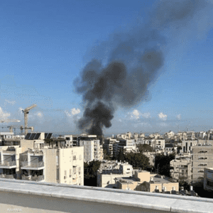دخان يتصاعد بعد دوي انفجار في تل أبيب نشرت قبل قليل على إكس