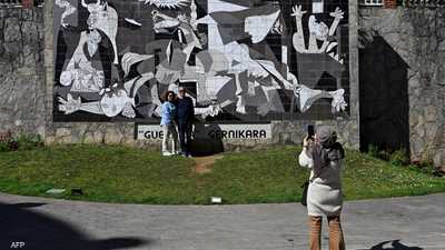 ضرب رشدي مثالا على قدرة الفن على التأثير بلوحة "جيرنيكا"