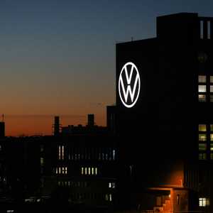 شركة فولكسفاغن تتجه للانخراط في الصناعات الدفاعية