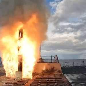 إطلاق صارويخ من سفينة أميركية على هدف إيراني