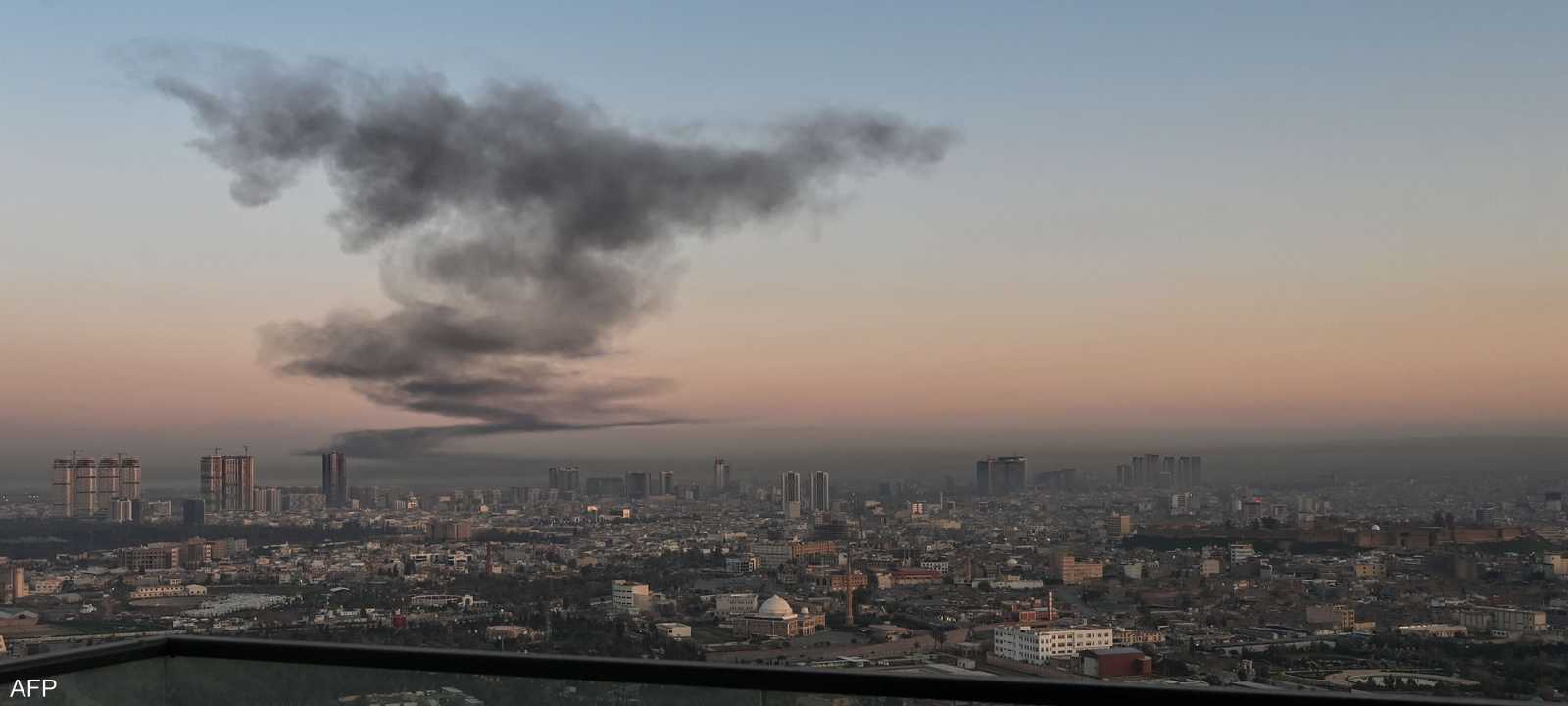 سحابة من الدخان قرب مطار أربيل في الأول من مارس