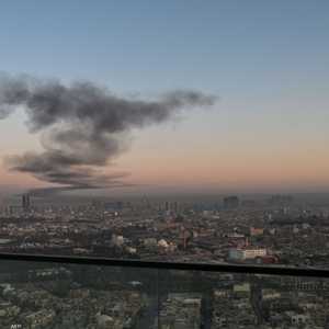 سحابة من الدخان قرب مطار أربيل في الأول من مارس