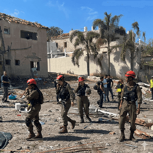 فيديو.. جرحى إثر سقوط صاروخ إيراني على وسط إسرائيل