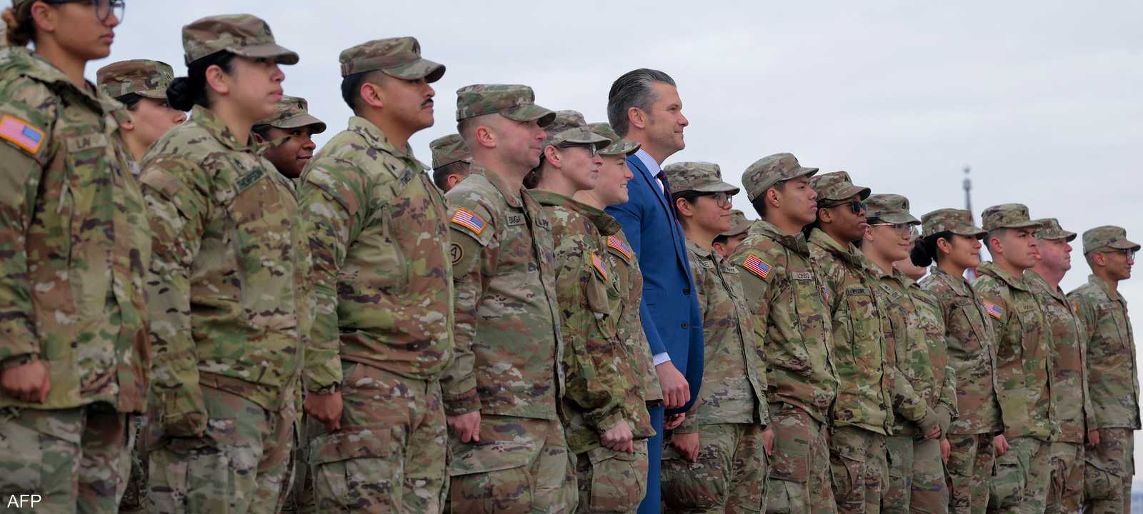 بيت هيغسيث وزير الحرب الأميركي يتوسط جنودا أميركيين_أرشيف