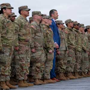 بيت هيغسيث وزير الحرب الأميركي يتوسط جنودا أميركيين_أرشيف