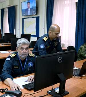 ضباط يعملون من مقر أسبيدس