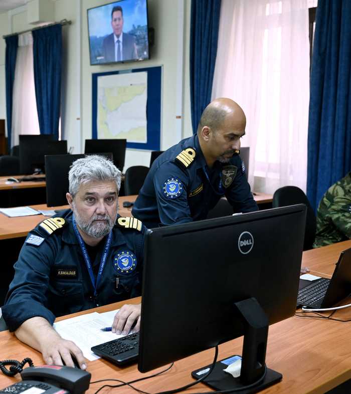 ضباط يعملون من مقر أسبيدس