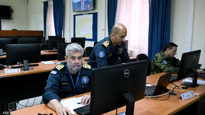 ضباط يعملون من مقر أسبيدس