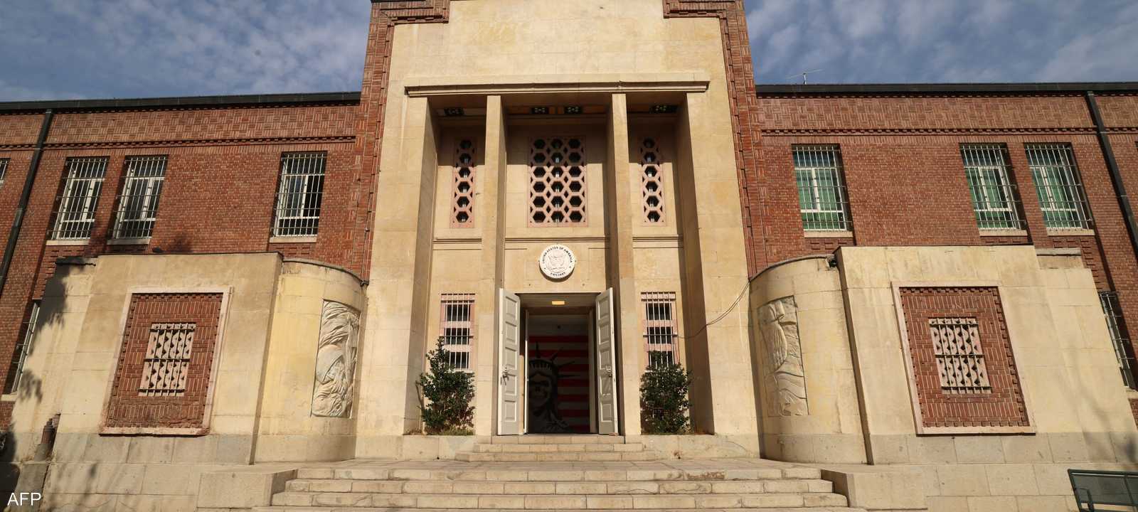 شاهد شهود عيان نوافذ محطمة حول المجمع الضخم