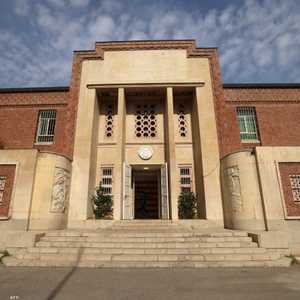 شاهد شهود عيان نوافذ محطمة حول المجمع الضخم