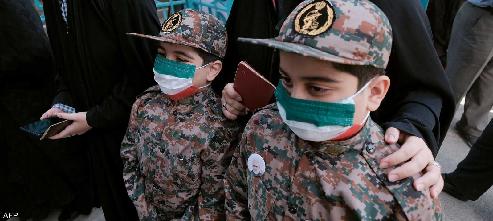 أطفال يرتدون زي الحرس الثوري الإيراني