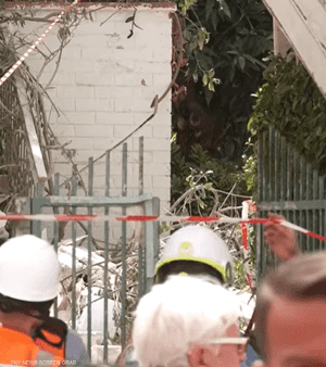 آثار سقوط شظايا صاروخ إيراني وسط إسرائيل