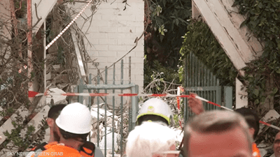 آثار سقوط شظايا صاروخ إيراني وسط إسرائيل