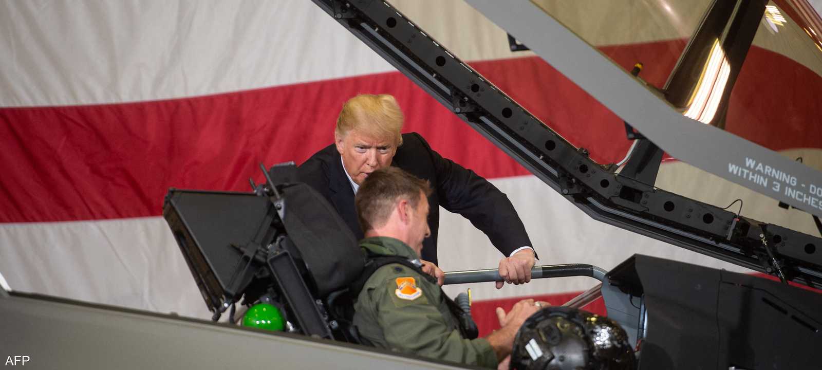 صورة سابقة لترامب مع طيار حربي أميركي