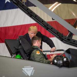 صورة سابقة لترامب مع طيار حربي أميركي