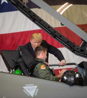 صورة سابقة لترامب مع طيار حربي أميركي