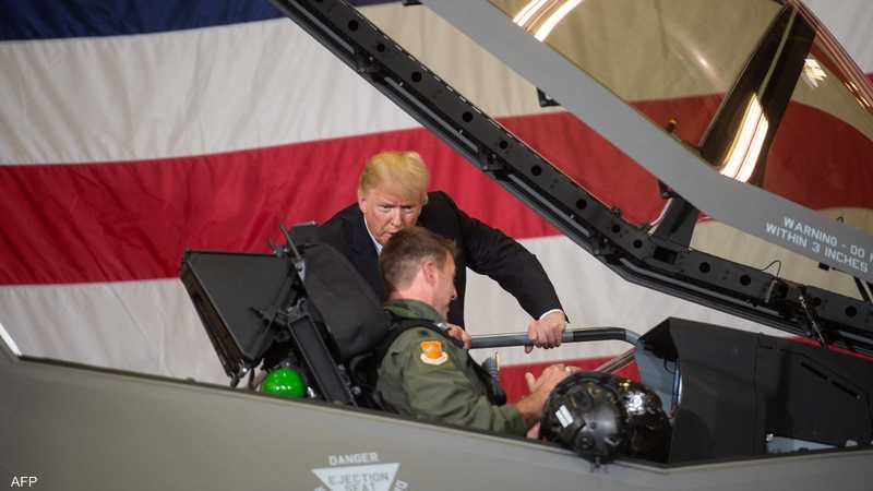 صورة سابقة لترامب مع طيار حربي أميركي