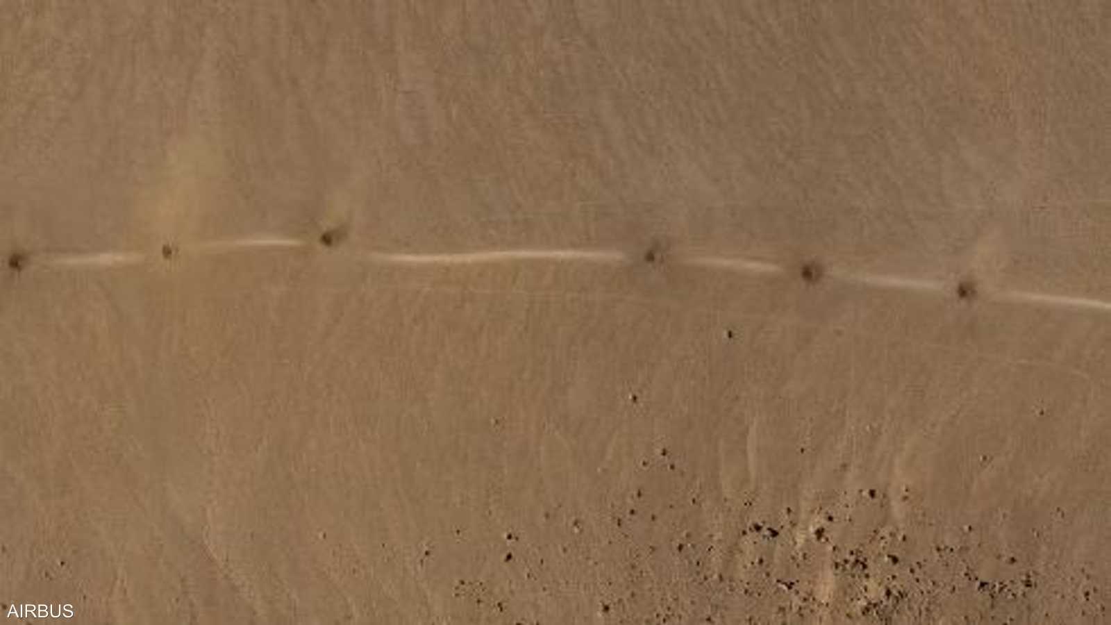 الصور تظهر ما لا يقل عن 18 حفرة