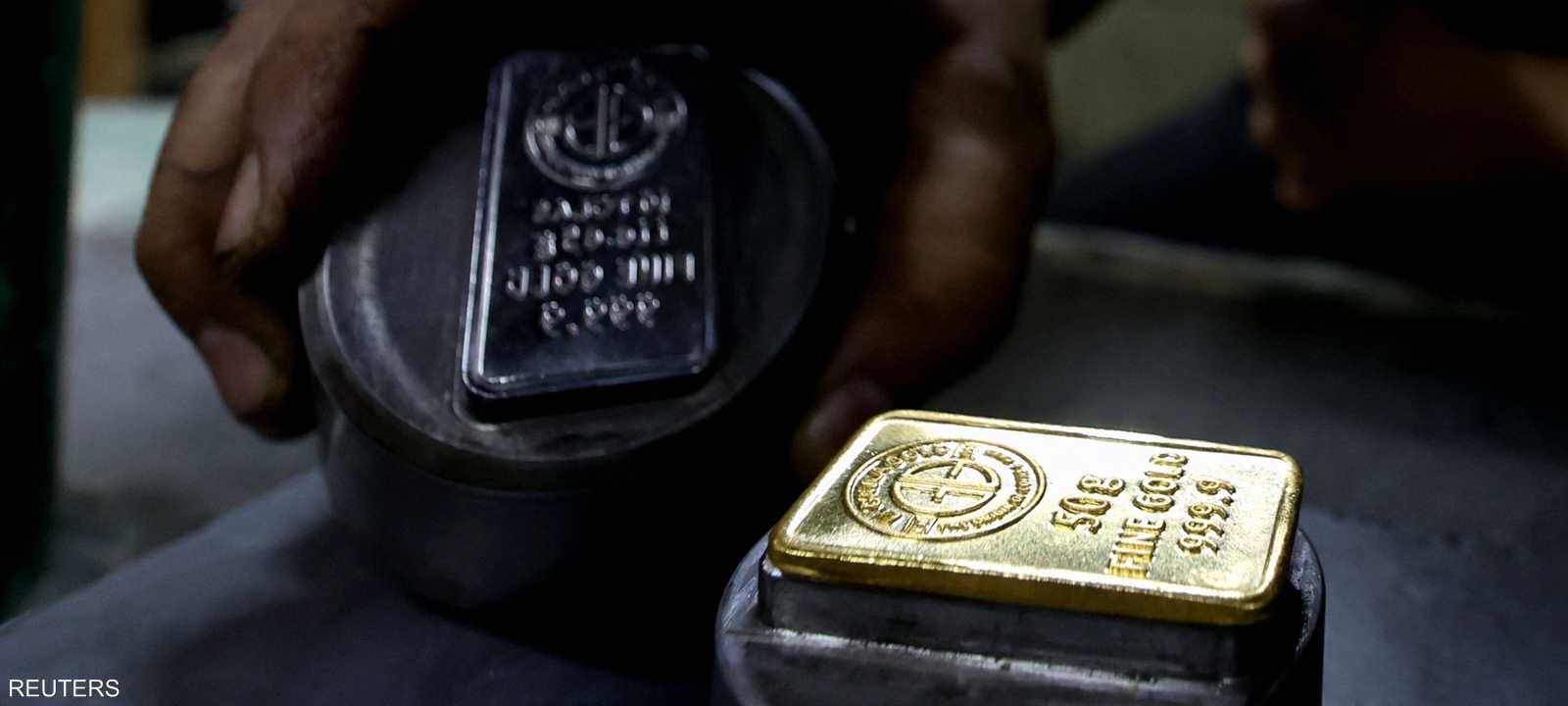 الذهب يتراجع أمام قوة الدولار