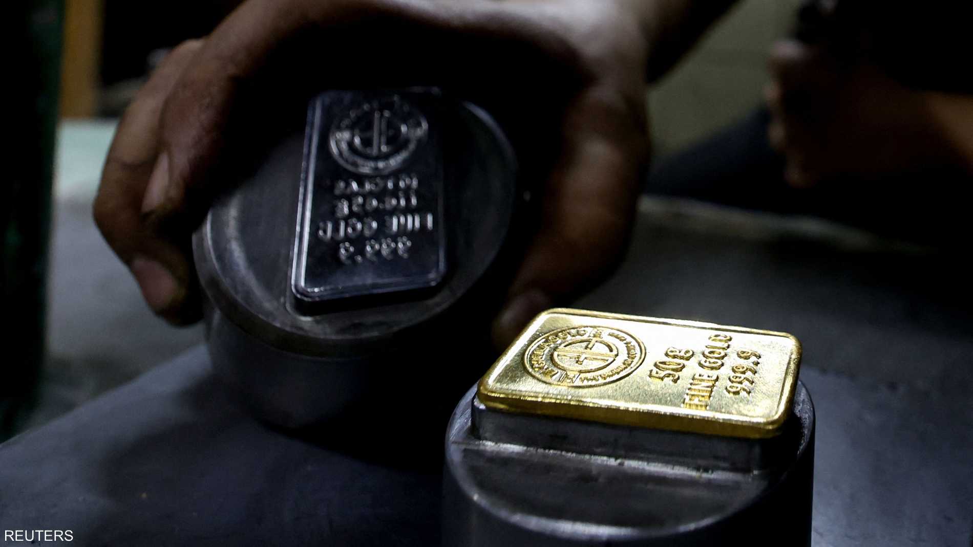 الذهب يهبط مع تضاؤل الأمال في خفض أسعار الفائدة