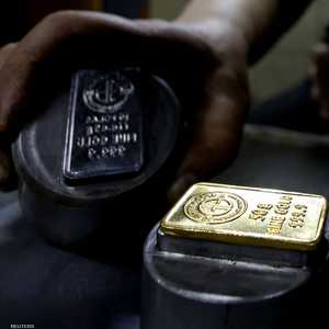 الذهب يتراجع أمام قوة الدولار