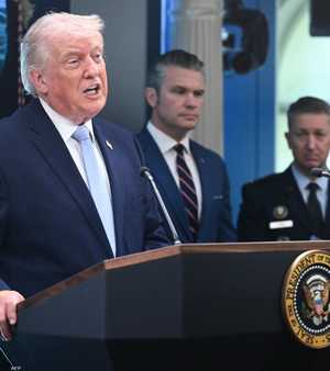 ترامب وإلى جانبه وزير الحرب ومدير المخابرات