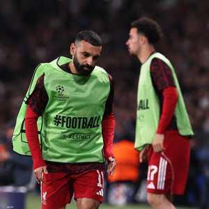 محمد صلاح يقوم بالإحماء في باريس